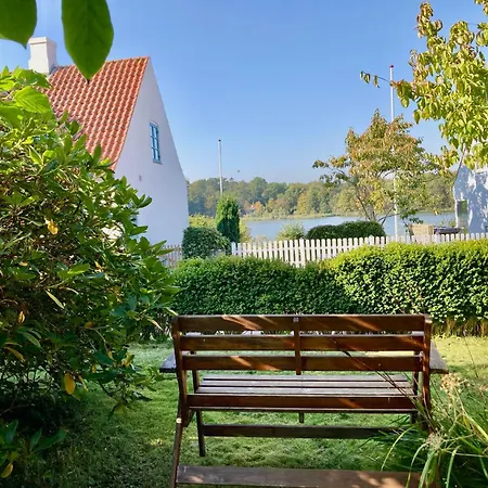 Den Gamle Skomager Ved Slotssoen *